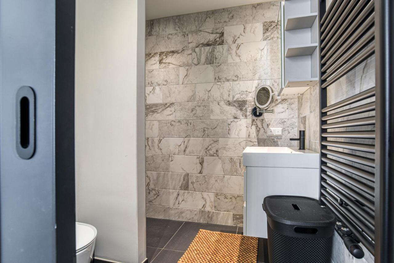 Hosted By Wendy Willem 1 Apartment *